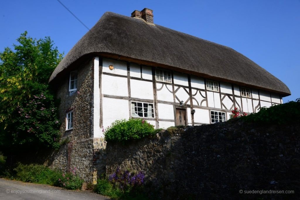 Rather atypical for Southern England, but typical for Amberley: A half-timbered house with a thatched roof.