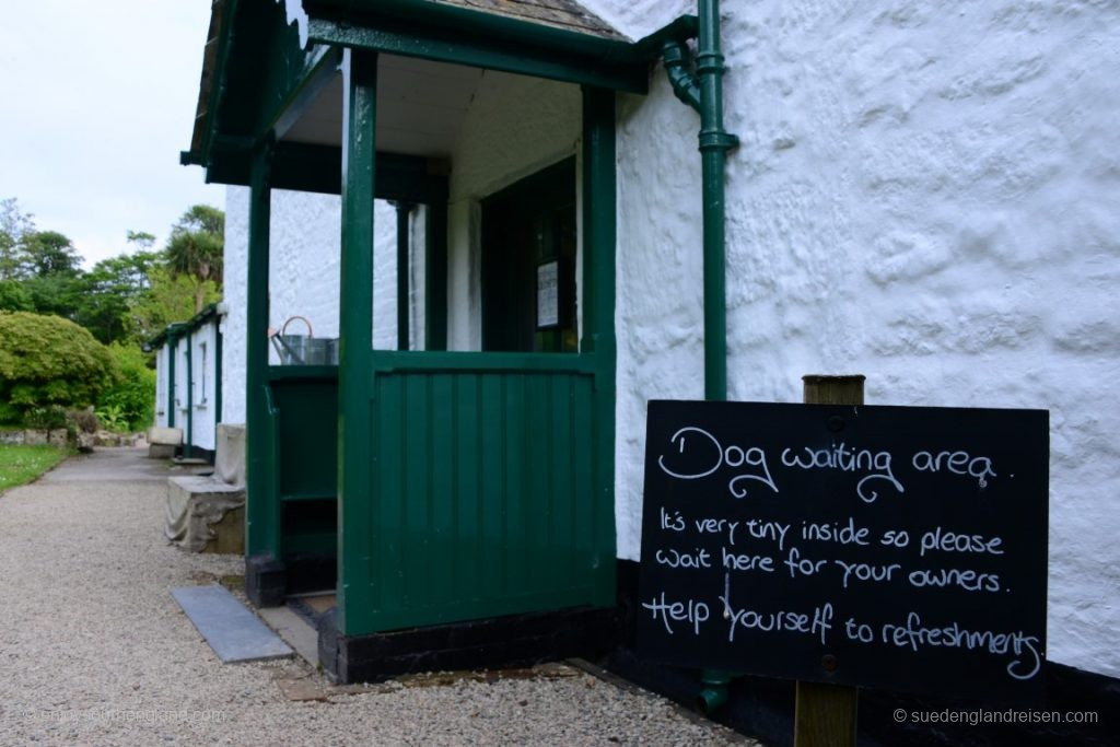 Have we mentioned the wonderful British sense of humour? Notice the friendly "Serve Yourself" invitation for accompanying dogs (!)