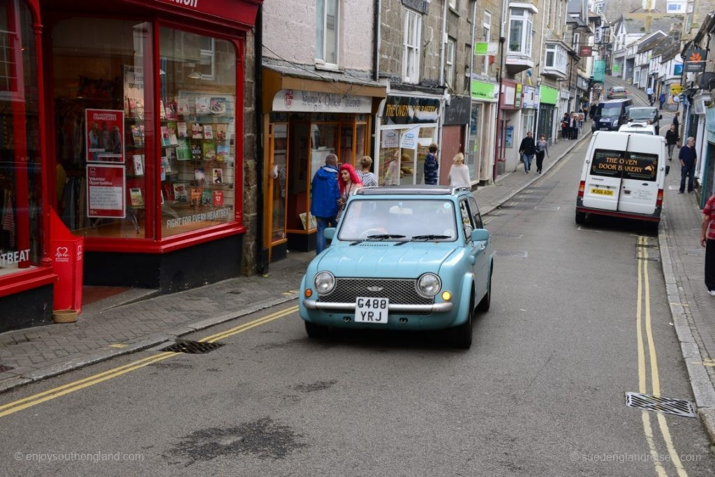 Town atmosphere – with wonderful old shops and cars