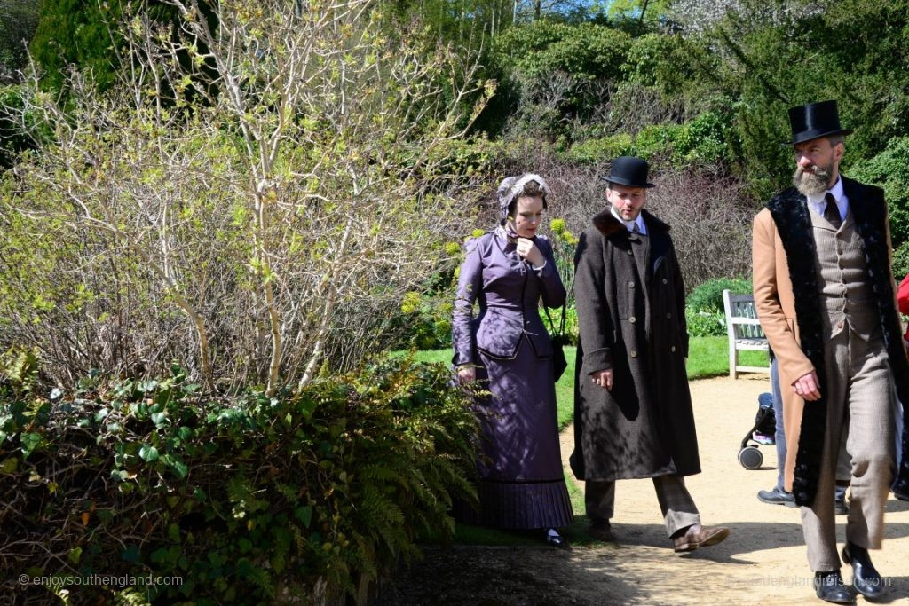 Scotney Castle – people strolling
