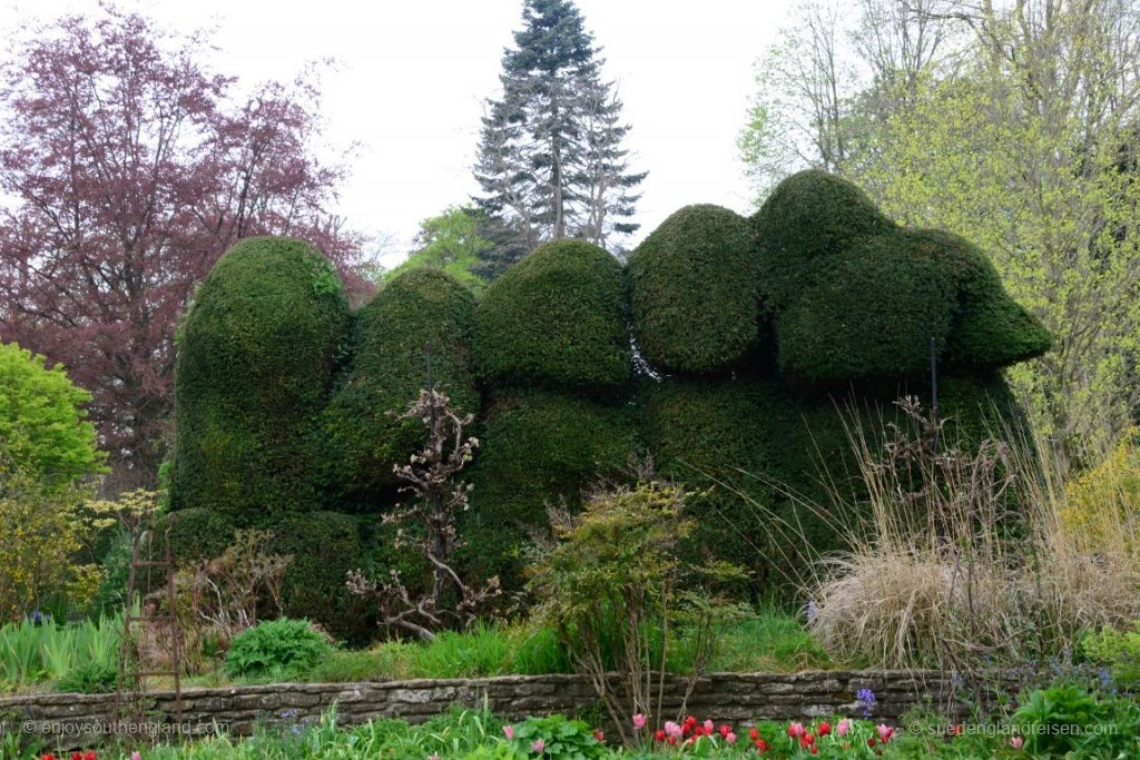 These "gentlemen" welcome us to Courts Garden