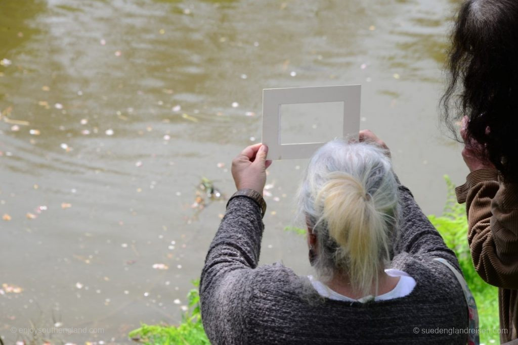 Some garden visitors literally look for the right frame for their enjoyment of the garden