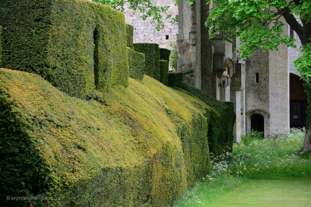 Sudeley Castle – trimmed hedges contrast with old walls