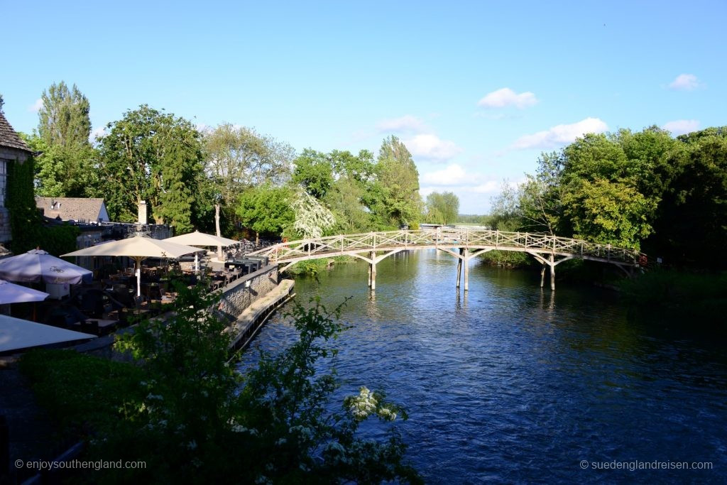 The beer garden of the Trout Inn is right on the Thames.