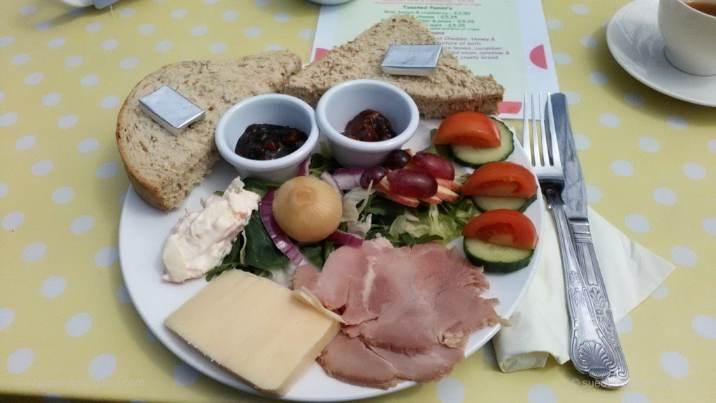 A very popular lunch: a Ploughman's
