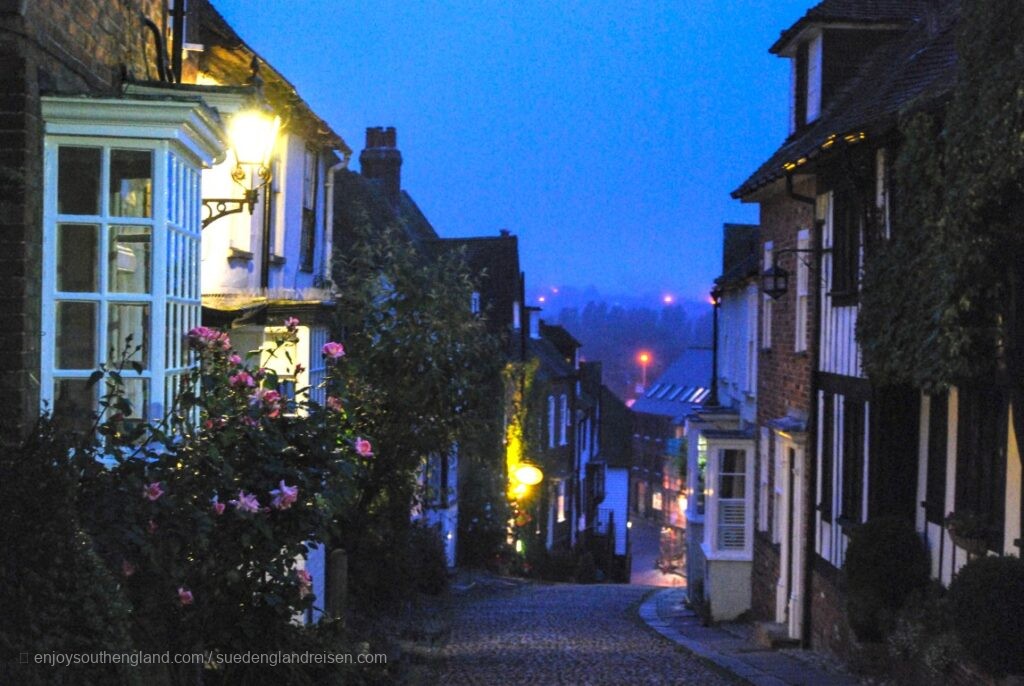 Mermaid Street in Rye (East Sussex) in the evening