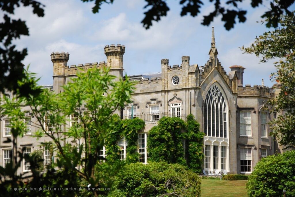 In Sheffield Park (East Sussex), the mansion resembles a cathedral