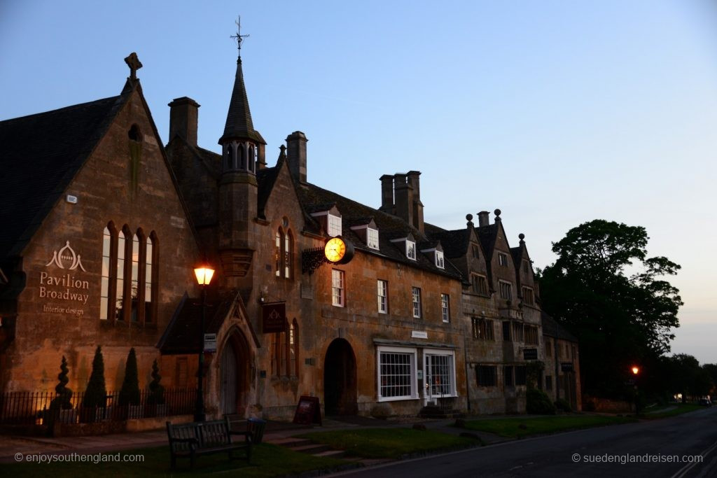Evening atmosphere in Broadway