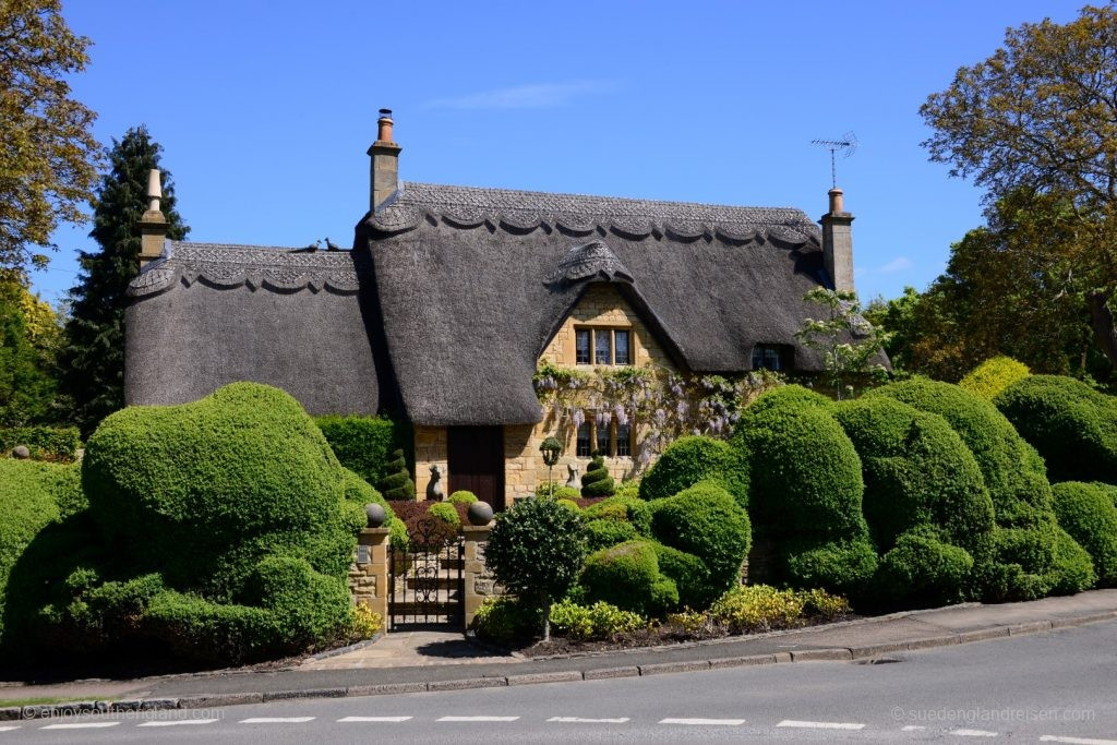 Chipping Campden - The owner's pride and joy is a correctly trimmed hedge