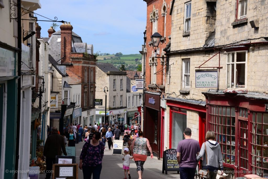 The steep High Street in Stroud in the Cotswolds (Gloucestershire)