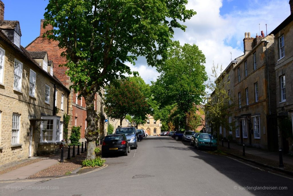 Tree-lined street in Woodstock