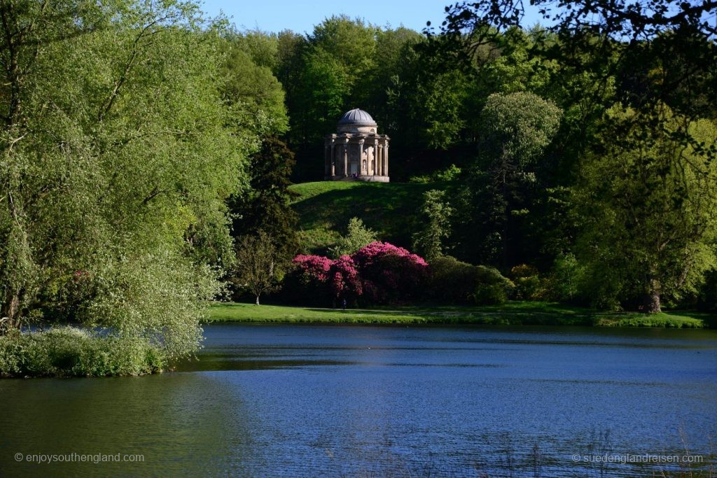It isn’t just the lake and bridge, but also a temple, that are laid out in a picturesque way