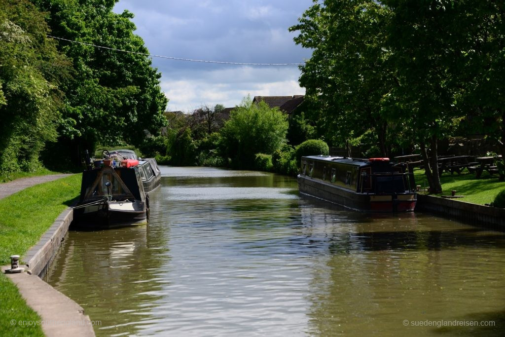 Bradford-on-Avon - The pub beer garden invites the canal boatmen to take a break