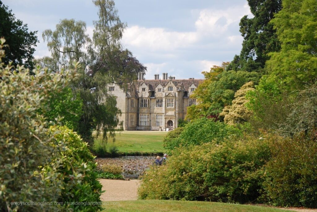 An impressive mansion house in Wakehurst Place (West Sussex)