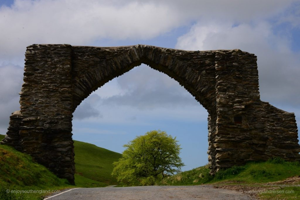  Wales - Archway in the middle of nowhere on the Rhayader Mountain Road 