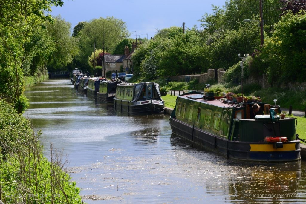 Narrow Boats – one after the other