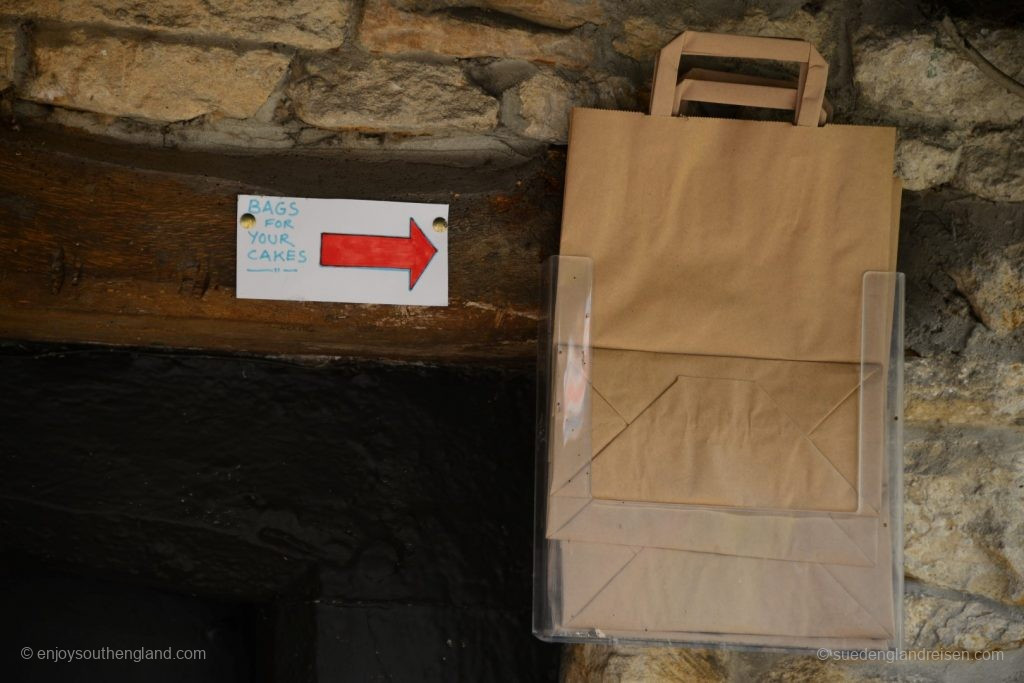 Bags for the cakes, which are easy to remove from the container.